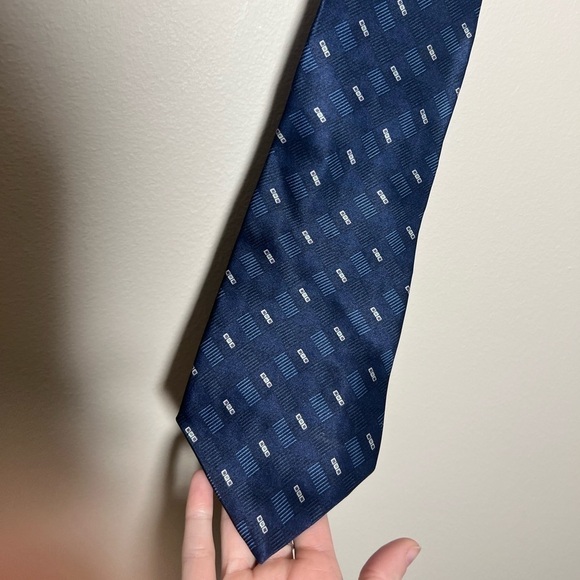 Vintage Van Heusen Blue Silk Tie - Picture 2 of 4